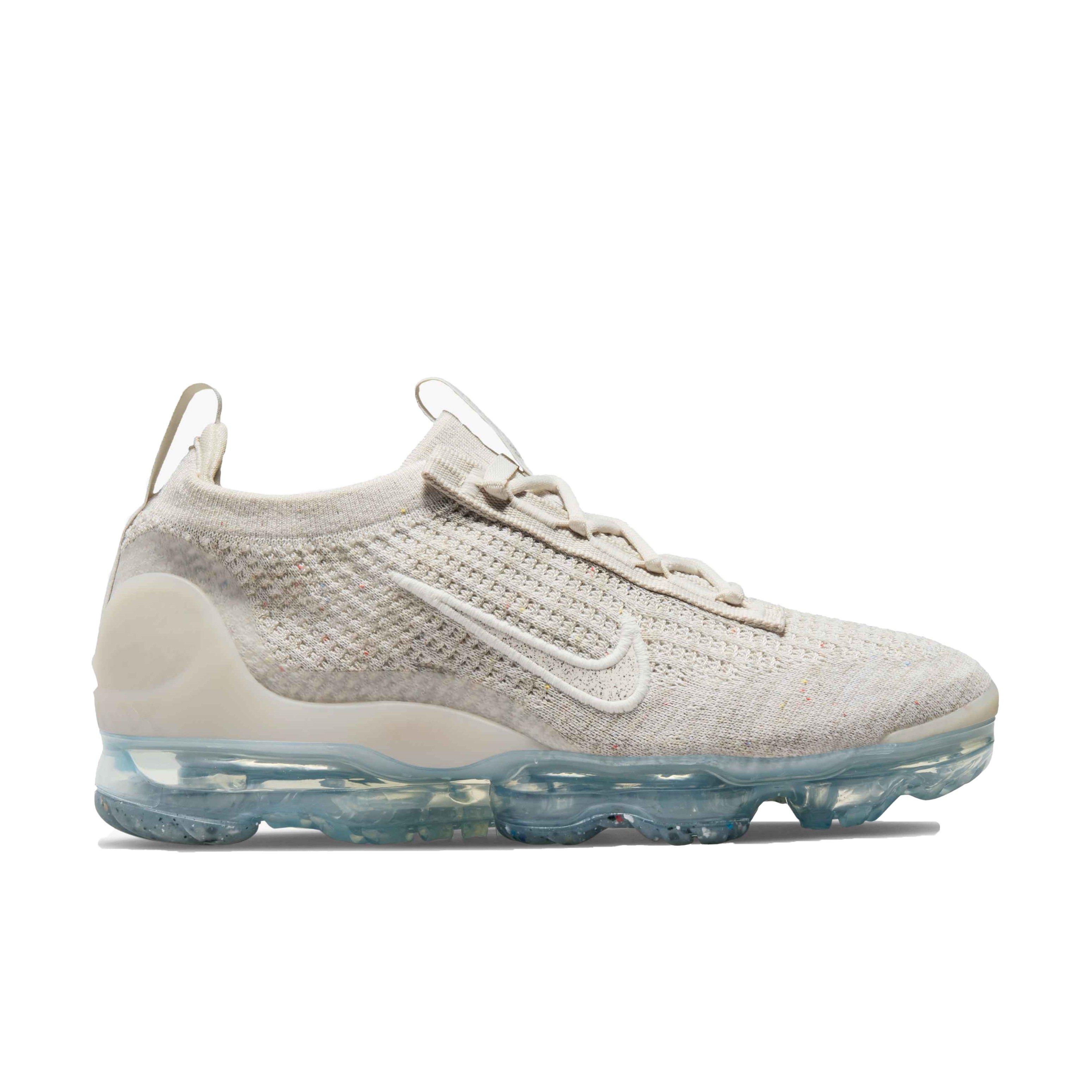 Womens flyknit hotsell vapormax white